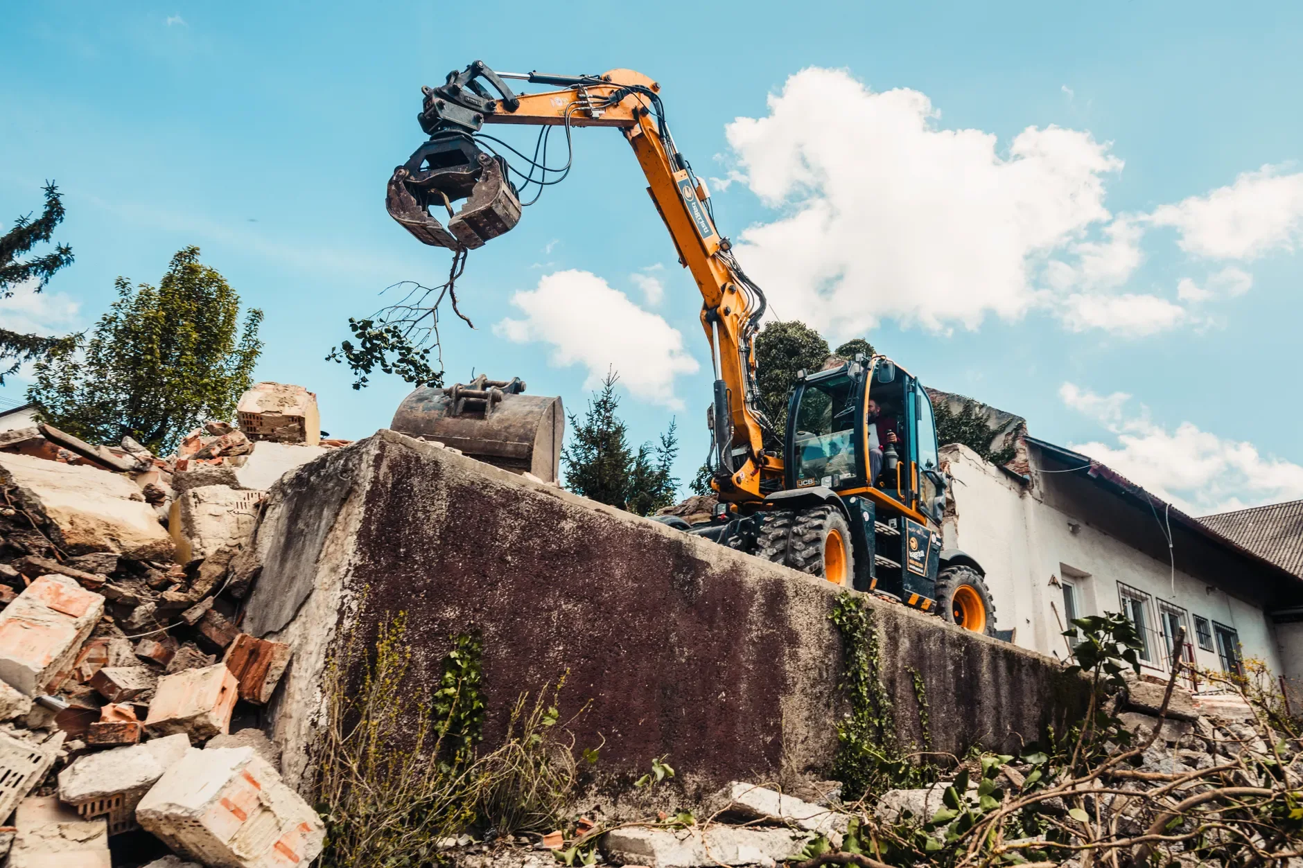 Baumaschine arbeitet zwischen Abbruchmaterialien